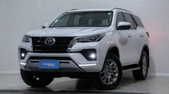 TOYOTA HILUX SW4 2.8 D-4D TURBO DIESEL SRX 4X4 AUTOMÁTICO